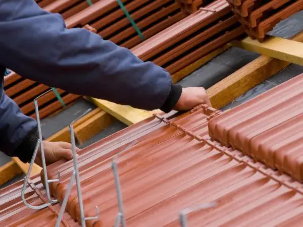 Od starego do nowego: Proces wymiany pokrycia dachowego krok po kroku