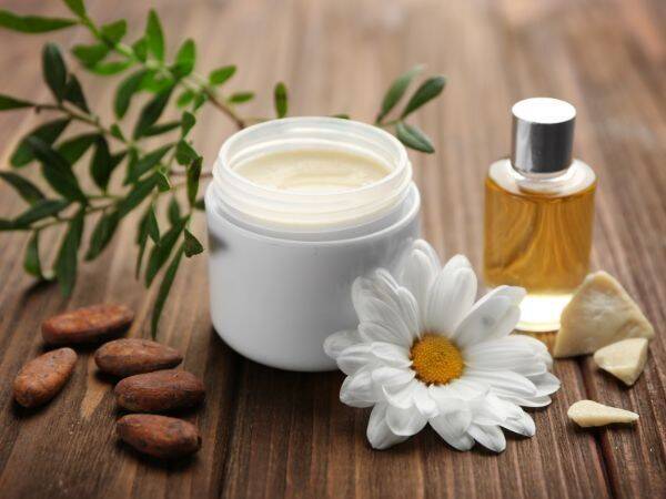 Olejek migdałowy - jakie kosmetyki są najlepsze dla osób z problemami skórnymi, takimi jak łuszczyca czy atopowe zapalenie skóry