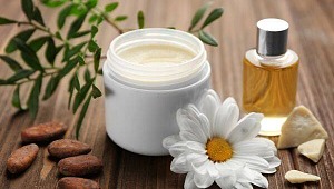 Olejek migdałowy - jakie kosmetyki są najlepsze dla osób z problemami skórnymi, takimi jak łuszczyca czy atopowe zapalenie skóry